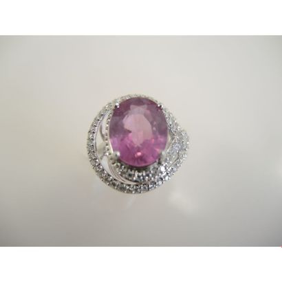 BAGUE en or blanc ornée d’un saphir rose...