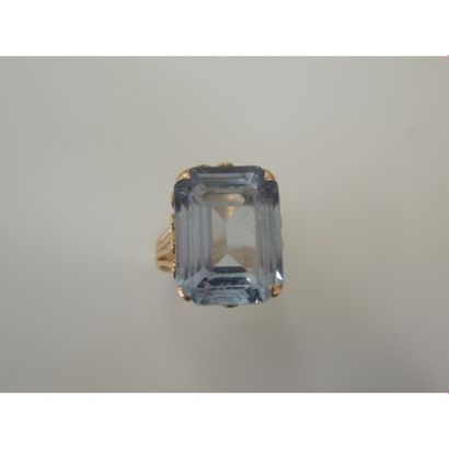 BAGUE en or rose ornée d’une topaze rectangulaire...