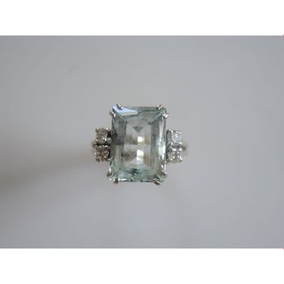 BAGUE en or blanc et platine ornée d’une...