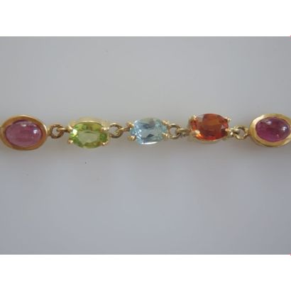 BRACELET en or jaune ornée d’une ligne de...