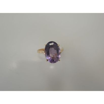 BAGUE en or ornée d’une améthyste ovale pour...