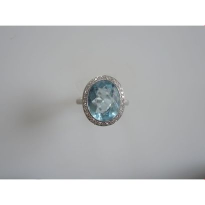 BAGUE en platine ornée d’une aigue-marine...