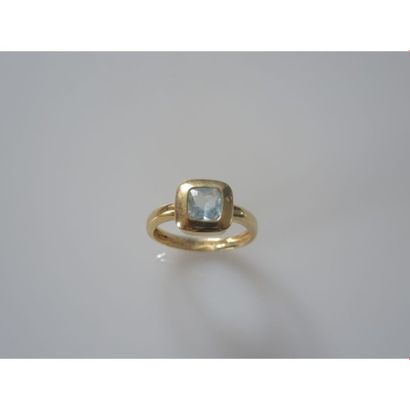 BAGUE en or jaune ornée d’une topaze bleu...