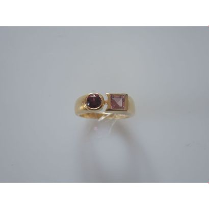 BAGUE jonc en or jaune ornée de 2 tourmalines....