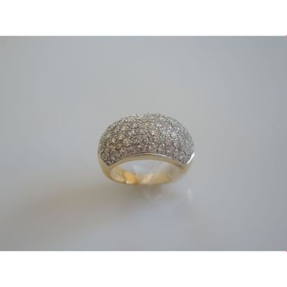 BAGUE jonc en or jaune ornée d’un pavage...