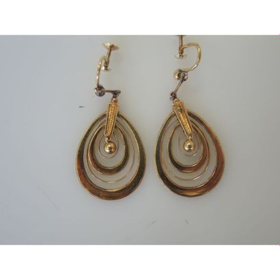PAIRE DE BOUCLES D’OREILLES en or à pendant...