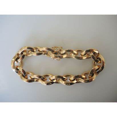 BRACELET en or à gros maillon forçat ovale....