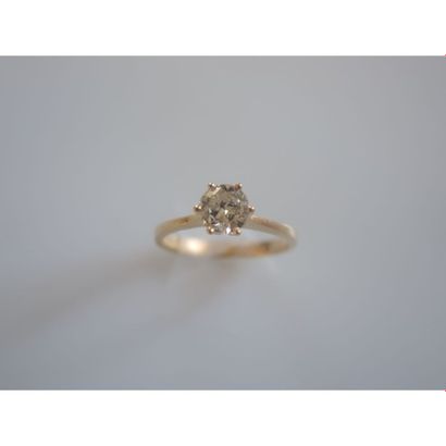 BAGUE SOLITAIRE en or jaune ornée d’un diamant...