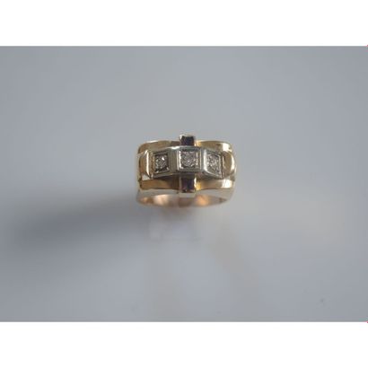 BAGUE Tank en or jaune et platine ornée de...