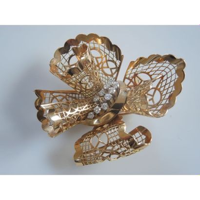 BROCHE fleur en or ciselé ornée de 11 diamants....