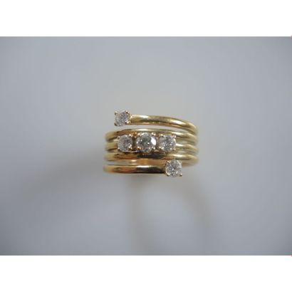 BAGUE en or jaune 5 joncs ornés de 5 diamants....