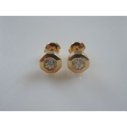 PAIRE DE CLOUS D’OREILLES en or jaune en...