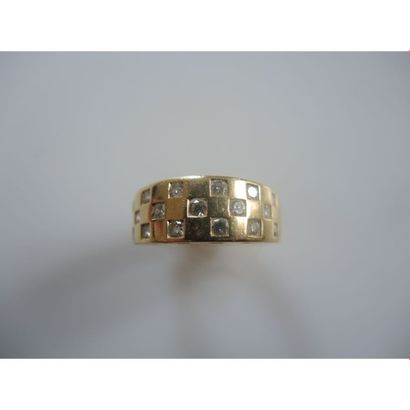 ANNEAU en or jaune damier de diamants. Poids...