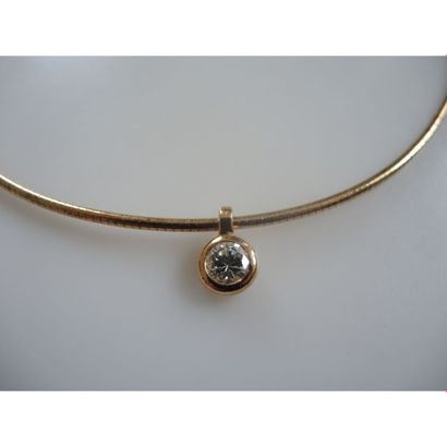 RAS DE COU en or orné d’un diamant pour 0ct50...