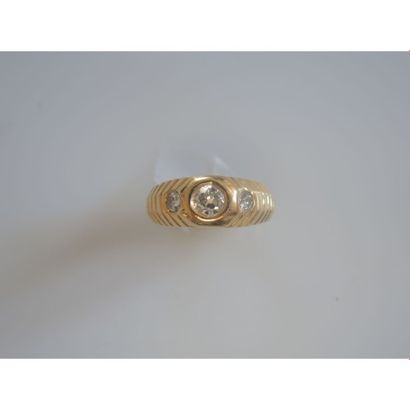 BAGUE en or jaune strié orné d’un diamant...