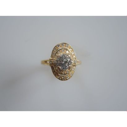 BAGUE ovale en or jaune ornée d’un diamant...
