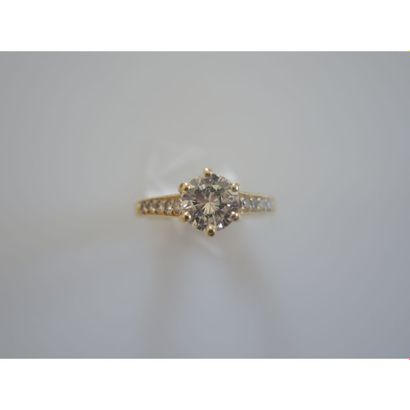 BAGUE SOLITAIRE en or jaune ornée d’un diamant...