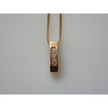 PENDENTIF en or jaune orné de 3 diamants...