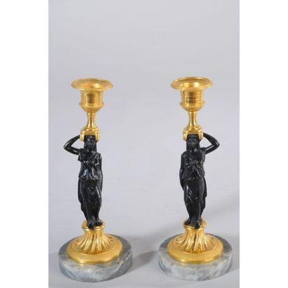 PAIRE DE BOUGEOIRS LOUIS XVI en bronze à...