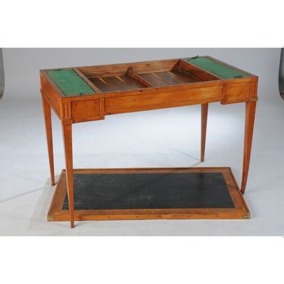 TABLE TRIC TRAC DIRECTOIRE en noyer. Le plateau...