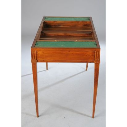 TABLE TRIC TRAC DIRECTOIRE en noyer. Le plateau...