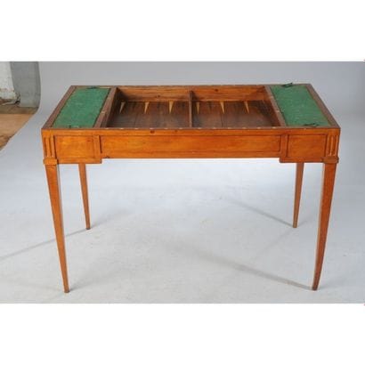 TABLE TRIC TRAC DIRECTOIRE en noyer. Le plateau...