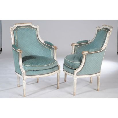 PAIRE DE BERGERES LOUIS XVI en bois laqué...