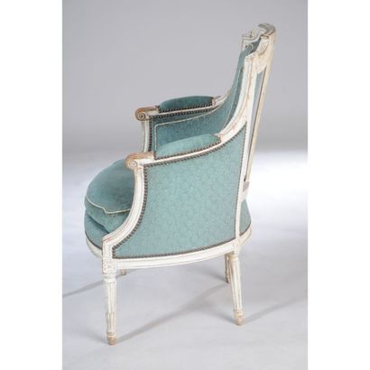 PAIRE DE BERGERES LOUIS XVI en bois laqué...