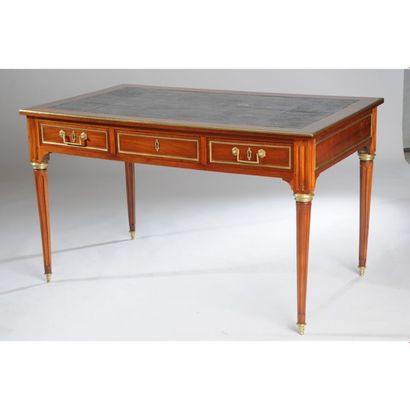 BUREAU PLAT LOUIS XVI en acajou et placage...