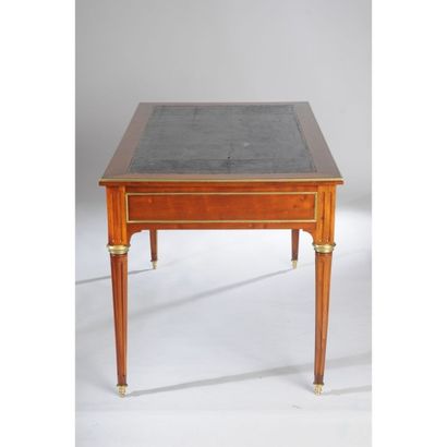 BUREAU PLAT LOUIS XVI en acajou et placage...