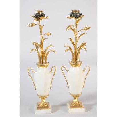 PAIRE DE BOUGEOIRS LOUIS XVI en marbre et...