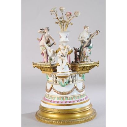 CENTRE DE TABLE LOUIS XVI en porcelaine de...