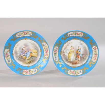 SEVRES. Paire d’assiettes en porcelaine à...