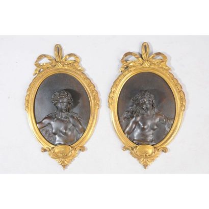 CLODION d’après. Paire de médaillons en bronze...