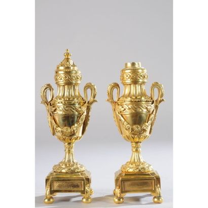 PAIRE DE CASSOLETTES DE STYLE LOUIS XVI en...