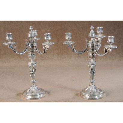 PAIRE DE CANDÉLABRES DE STYLE LOUIS XVI à...