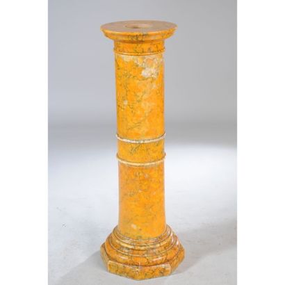 COLONNE de forme cylindrique en marbre jaune...