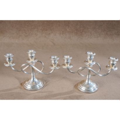 PAIRE DE BOUGEOIRS LOUIS XVI en métal argenté...