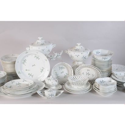 IMPORTANT SERVICE DE TABLE en porcelaine...