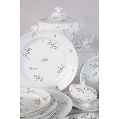 IMPORTANT SERVICE DE TABLE en porcelaine...