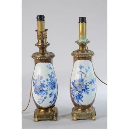 PAIRE DE LAMPES A HUILE électrifiées en porcelaine...