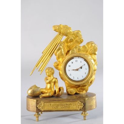 PETITE PENDULE EMPIRE en bronze doré intitulée...