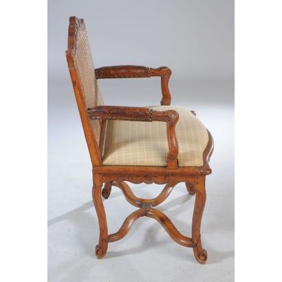 FAUTEUIL REGENCE à assise et dos en cannage...