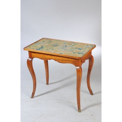 TABLE LOUIS XV en bois fruitier ouvrant par...