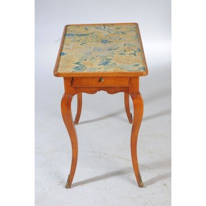 TABLE LOUIS XV en bois fruitier ouvrant par...