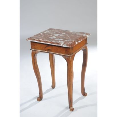 PETITE TABLE D’ENTRE DEUX LOUIS XV en noyer...