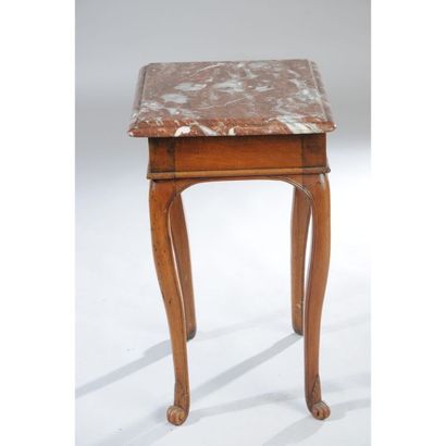 PETITE TABLE D’ENTRE DEUX LOUIS XV en noyer...