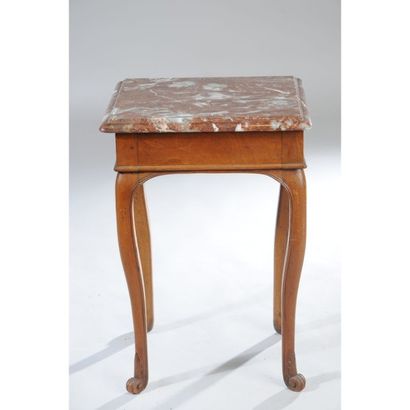 PETITE TABLE D’ENTRE DEUX LOUIS XV en noyer...