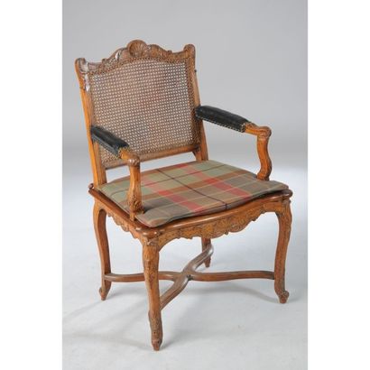 JOLI FAUTEUIL REGENCE canné à décor sculpté de...