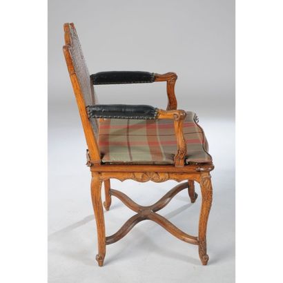 JOLI FAUTEUIL REGENCE canné à décor sculpté de...